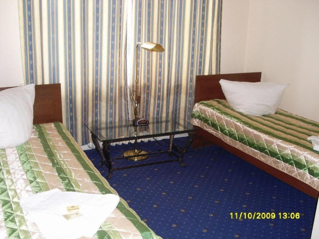 Budget Family Room,6693650:JPEG
